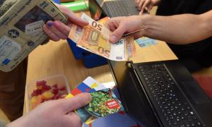 Hände tauschen 50-euro-Scheine gegen eine Karte