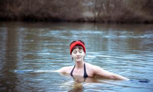Eine Frau, die in einem eiskalten Meer schwimmt.