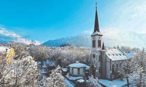 Eine Kirche vor Bergen im Schnee