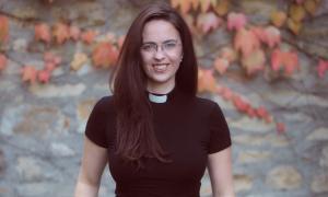 Eine Frau mit einem schwarzen Oberteil mit weißem Bäffchen