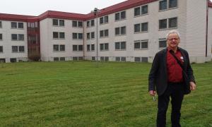 Ein Mann steht vor dem Gebäude der JVA Nürnberg