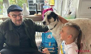 Ein Mann, ein Junge und ein Hund