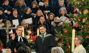 Alexander Rebetge (Mitte) bei seiner Einführung als neuer Kantor von St. Sebald