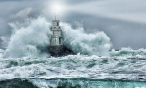 Wellen schlagen gegen einen Leuchtturm