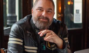"Es gibt keine Karte, die groß genug ist, um zu zeigen, wie weit ich von der extremen Rechten entfernt bin": "Bonhoeffer"-Regisseur Todd Komarnicki.