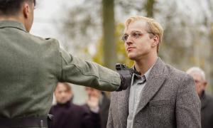 Widerstand: Bonhoeffer (Jonas Dassler) vor dem Nazi-Schergen, der am Ende das Abendmahl mitfeiern wird.