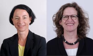 Zwei Frauen mit schwarzem Blazer lächeln in die Kamera
