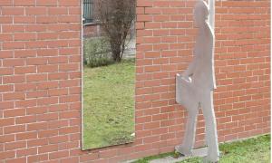 Denkmal Harald Poelchau Spiegel mit Skulptur