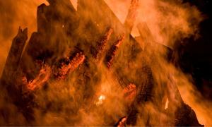 Ein brennender Haufen Holz