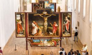 Ein großes Gemälde zeigt die Kreuzigung Jesu