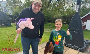 Ein Mann und ein Junge stehen im Garten