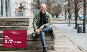 Ein Mann sitzt auf einer großen Treppenstufe, im Hintergrund Bäume