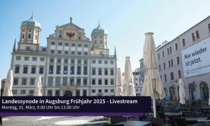 Bild einer Kirche in Augsburg und Schild Landessynode