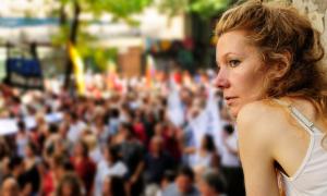 Eine Frau blickt in Richtung einer Demonstration