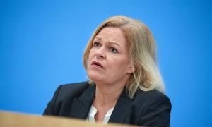 Eine Frau vor einem blauen Hintergrund