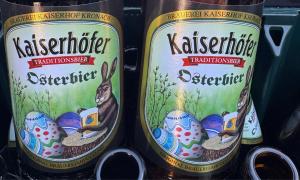 Zwei Etikette von Bierflaschen, darauf ein Hase mit Eiern und der Aufschrift "Osterbier"
