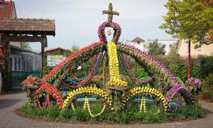 Viele bunte Eier sind um einen Brunnen gruppiert