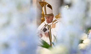 Franziskus sitzt zu Ostern in seinem Stuhl