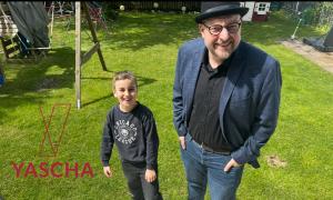 Ein Junge und ein Mann stehen im Garten