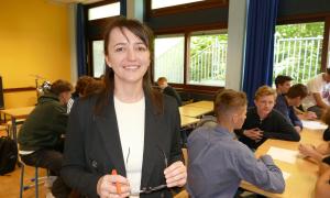Eine Frau steht in einem Klassenzimmer