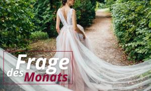 Eine Frau in einem langen, weißen Kleid, darüber steht "Frage des Monats"