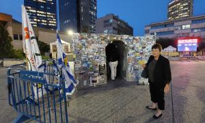Nachbildung eines Hamastunnels auf dem Platz der Geiseln in Tel Aviv
