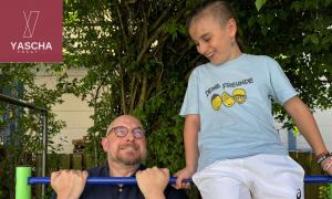 Ein Mann und ein Junge auf einem Spielplatz