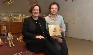 Eine Frau und ein Mann halten ein Buch
