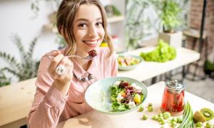 Eine Frau isst einen Salat