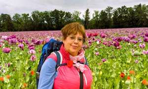 Pilgerbegleiterin Jeannette Wiese vor einem Tulpenfeld