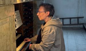 Constanze Schweizer-Elser an der Orgel in Hranice