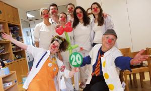 Mehrere Menschen mit roten Clownsnasen