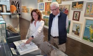 Eine Frau und ein Mann in einem Museum