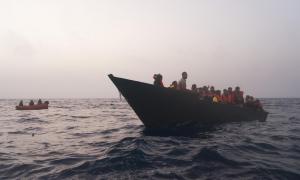 Boote auf dem Meer mit Menschen darin