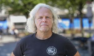 Ein Mann mit längeren weißen Haaren