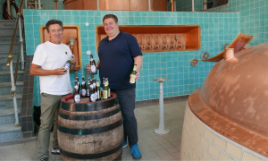 Braumeister Stefan Herz und der Spalter Brauerei-Chef Udo Baumgart stehen in der Brauerei und präsentieren eine Auswahl an Bieren