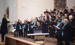 Mehrere Menschen stehen nebeneinander und singen