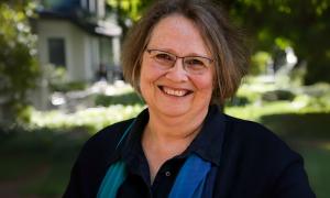 Eine Frau, sie lacht