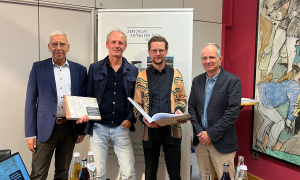 Bei der Vorstellung des Bands „Inszenierung, Schnappschuss, Dokumentation“ schauen (von links) Udo Hebel, Jörg Skriebeleit, Julius Scharnetzky und Bernhard Löffler in die Kamera.