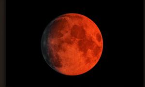 Ein rot leuchtender Mond