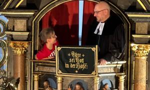 Ein junge und ein Pfarrer auf der Kanzel