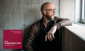 Ein Mann lehnt am Fenster und schaut hinaus