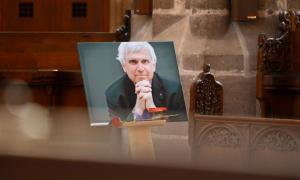 Ein Bild von einem Mann steht in einer Kirche