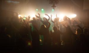 Junge Menschen mit erhobenen Händen