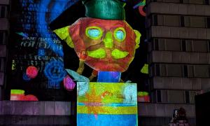 Die Karl-Marx-Statue wurde während eines Lichtfestivals verziert.