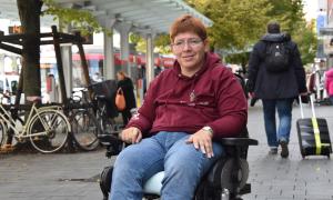 Eine Frau im Rollstuhl