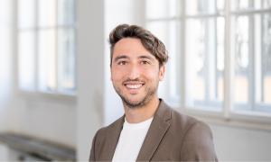 Prof. Dr. Marcello Ienca Porträt in den Hallen der LMU