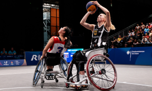 Lilly Sellak im Rollstuhl beim Baskeballspielen. Sie wirft gerade einen Ball