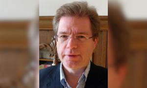 Ein Mann mit Brille
