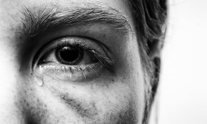 Schwarz weiß Gesicht nah mit Träne in Auge